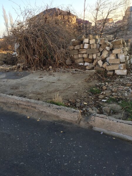 Bakıda dayanacağı söküb yerini 5000 manata satıblar? (İDDİA/FOTO)