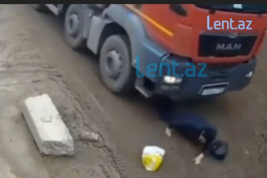 Qadının üstündən yük maşını keçdi - VİDEO
