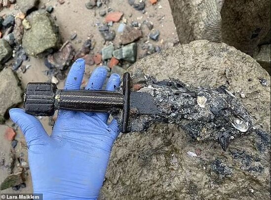 Qadın palçığın içindən görün nə tapdı- FOTO