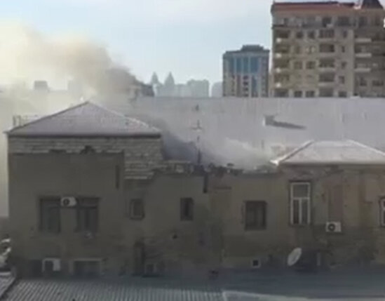 Bakıda yaşayış binasında yanğın - VİDEO