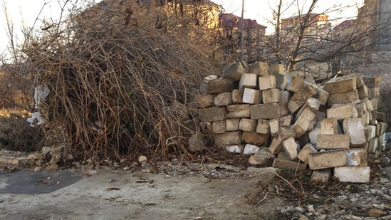 Bakıda dayanacağı söküb yerini 5000 manata satıblar? (İDDİA/FOTO)