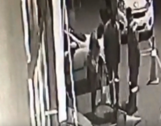 Heç yerdə görünməyən oğurluq: İşçi paltarını geyinib... - VİDEO