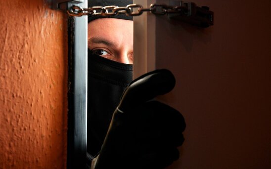 Şəmkirdə mağazadan 3 min manat oğurlanıb