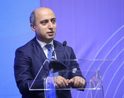 "Müəllim şagirdi saçı uzun olduğuna görə qıza oxşada bilər"