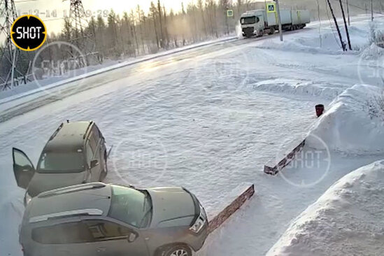 Yük maşını iki minik avtomobilə çırpıldı - VİDEO