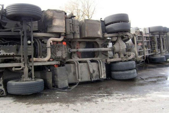 Qubada yük avtomobili yol kənarına aşıb