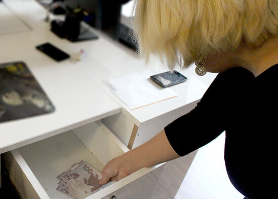 Direktor və müəllimlər şagirdlərdən pul yığa bilərmi? - AÇIQLAMA