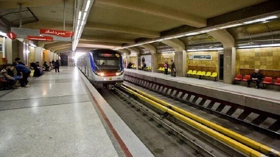 Metroda iki qatar toqquşdu