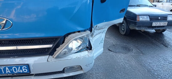 Gəncədə yolun buzlaşması qəzaya səbəb oldu, sərnişin avtobusu minik maşını ilə toqquşdu - FOTO
