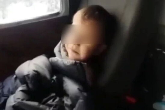 -30 dərəcə şaxtada küçədə qalan üç yaşlı uşaq xilas edildi - VİDEO