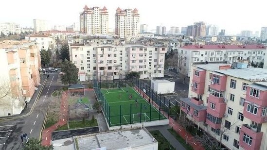 Leyla Əliyeva Bakıda abadlaşdırılan daha bir həyətin açılışını edib, ağac əkib - FOTO