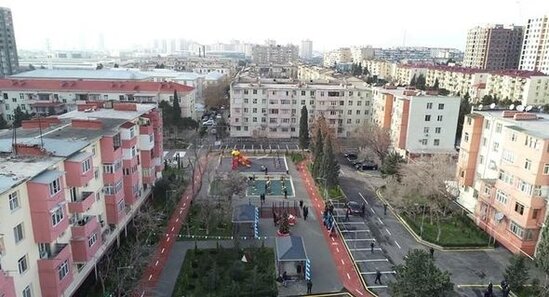 Leyla Əliyeva Bakıda abadlaşdırılan daha bir həyətin açılışını edib, ağac əkib - FOTO