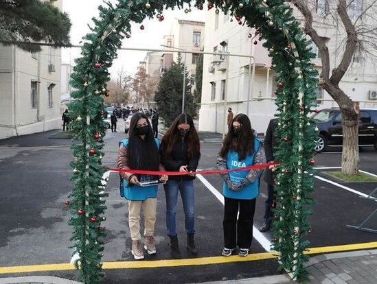 Leyla Əliyeva Bakıda abadlaşdırılan daha bir həyətin açılışını edib, ağac əkib - FOTO