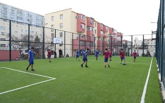 Leyla Əliyeva Bakıda abadlaşdırılan daha bir həyətin açılışını edib, ağac əkib - FOTO