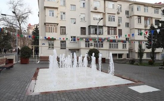 Leyla Əliyeva Bakıda abadlaşdırılan daha bir həyətin açılışını edib, ağac əkib - FOTO