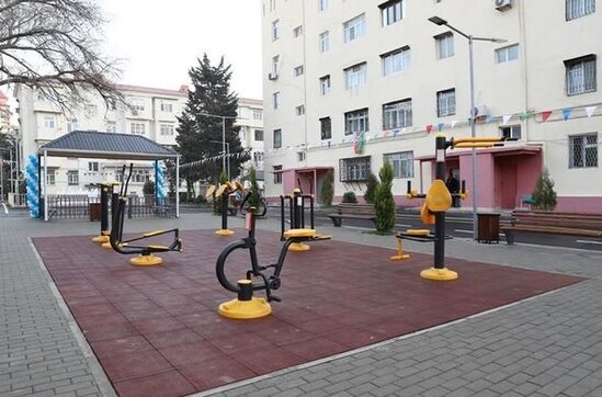 Leyla Əliyeva Bakıda abadlaşdırılan daha bir həyətin açılışını edib, ağac əkib - FOTO