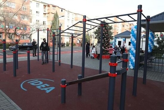 Leyla Əliyeva Bakıda abadlaşdırılan daha bir həyətin açılışını edib, ağac əkib - FOTO