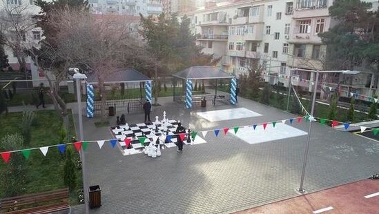 Leyla Əliyeva Bakıda abadlaşdırılan daha bir həyətin açılışını edib, ağac əkib - FOTO