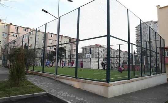 Leyla Əliyeva Bakıda abadlaşdırılan daha bir həyətin açılışını edib, ağac əkib - FOTO