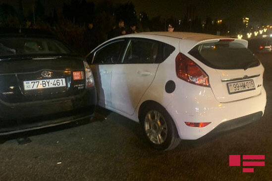 Bakıda xanımın törətdiyi qəzada avtomobillərə ciddi ziyan dəydi - FOTO/VİDEO