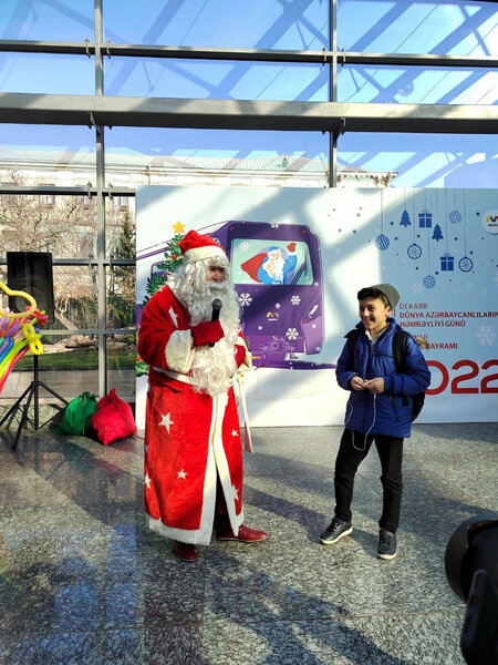 Bakı metrosunda sərnişinlərə Yeni il sürprizi - FOTO/VİDEO