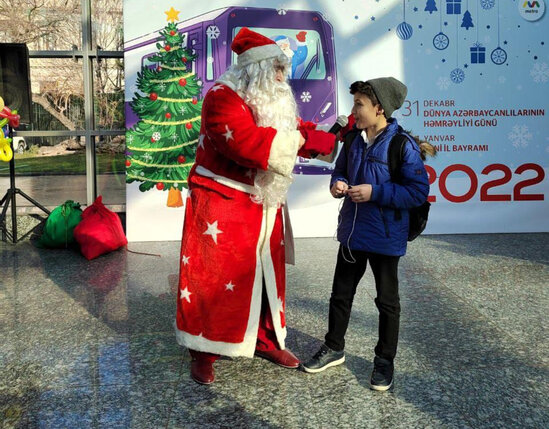 Bakı metrosunda sərnişinlərə Yeni il sürprizi - FOTO/VİDEO