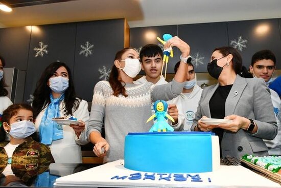 Mehriban Əliyeva və qızlarının autizmli uşaqlarla səmimi dialoqu - VİDEO