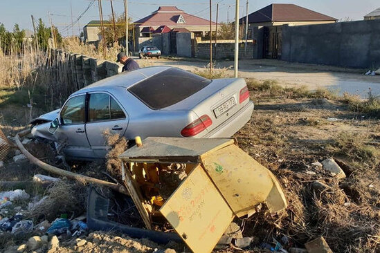 Sabirabadda avtomobil qaz xəttinə çırpılıb, sürücü ölüb