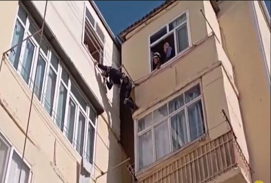 Sumqayıtda beşinci mərtəbədə köməksiz qalan uşaq xilas edildi - ANBAAN VİDEO