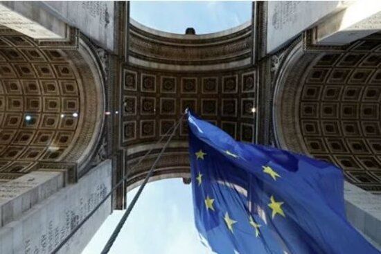 Makron geriya addım atdı: Parisdə Zəfər Tağının altındkı Aİ bayrağı çıxarıldı – FOTO