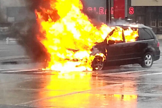 Bakıda "Land Rover" yandı