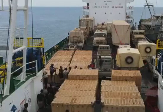 Birləşmiş Ərəb Əmirliklərinin hərbi texnika daşıyan gəmisini ələ keçirdi - VİDEO