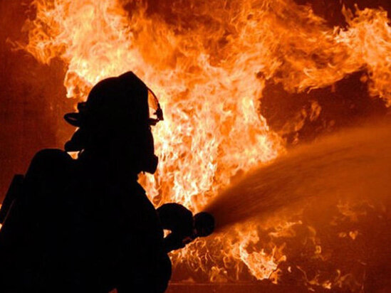 Kürdəmirdə dördotaqlı ev yanaraq külə döndü - VİDEO