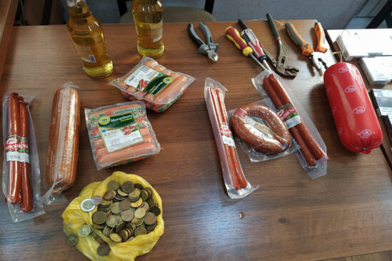 Ərzaq, siqaret, spirtli içkilər, 60 manat pul... - Oğrular tutuldu - FOTO