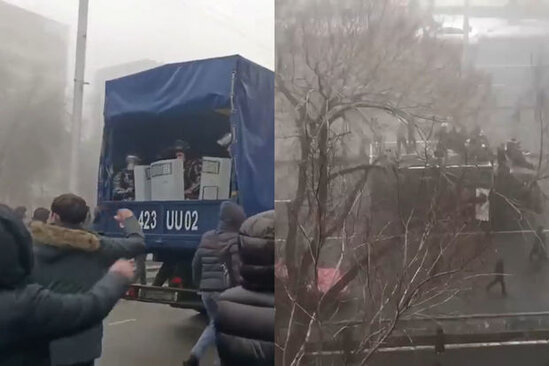 Qazaxıstanda nümayişçilər polisin texnikasını ələ keçirib hökumət binasına doğru hərəkət edir - VİDEO