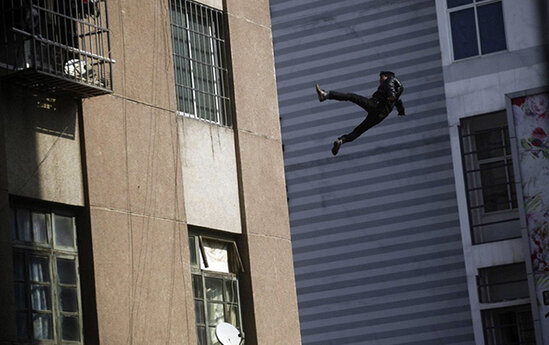 Bakıda 23 yaşlı oğlan özünü 15-ci mərtəbədən atdı