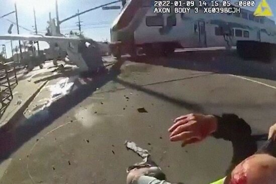 Qatarla toqquşmaya saniyələr qalmış pilotu xilas etdilər - ANBAAN VİDEO