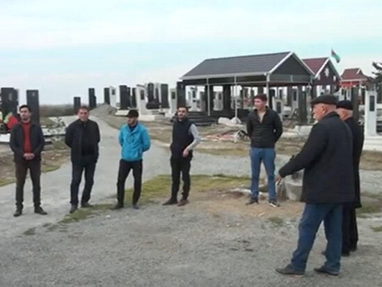 Azərbaycanda AĞLASIĞMAZ HADİSƏ: Qəbiristanlıqda içki məclisi qurdular - VİDEO