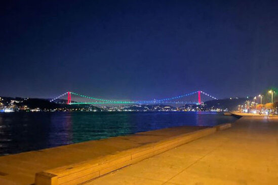 İstanbulun məşhur körpüsü Azərbaycan bayrağının rəngləri ilə işıqlandırılıb - FOTO