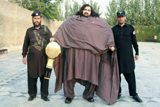 Hər səhər 36 yumurta yeyir - Çəkisi 430 kiloqramdır - FOTO