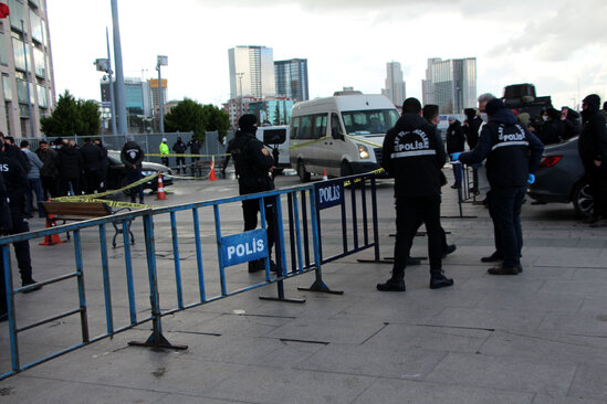 Məhkəmə qarşısında polisə bıçaqla hücum etdi, nəticədə isə...