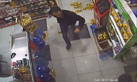 Marketdə gərgin anlar: "MilliÖn" aparatını qırdı, insanlar qaçdı - ANBAAN VİDEO