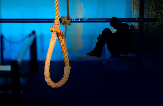 Göygöl sakini evinin həyətində özünü asdı