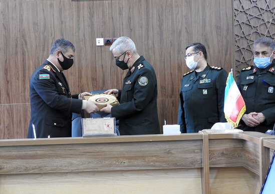Azərbaycanın müdafiə naziri İran Silahlı Qüvvələrinin Baş Qərargah rəisi ilə görüşüb - FOTO