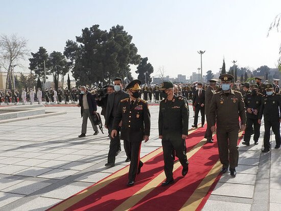Azərbaycanın müdafiə naziri İran Silahlı Qüvvələrinin Baş Qərargah rəisi ilə görüşüb - FOTO