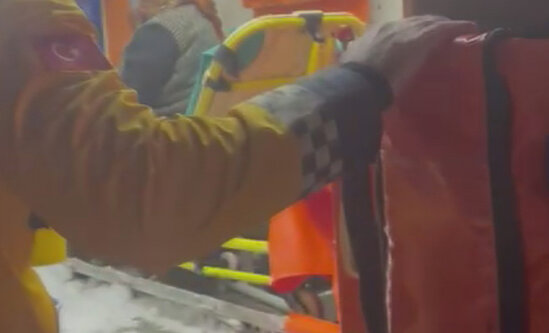 Xəstələrlə dolu maşın uçqundan son anda BELƏ qurtuldu - VİDEO