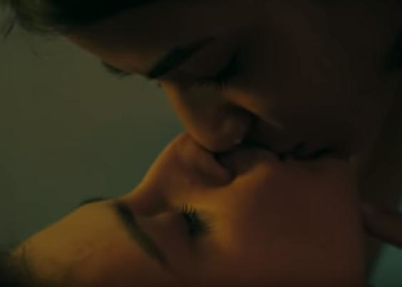 Azərbaycanda xanım müğənni həmcinsi ilə öpüşdü - Video