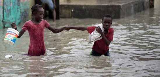 Şiddətli yağış nəticəsində minlərlə ev su altında qaldı
