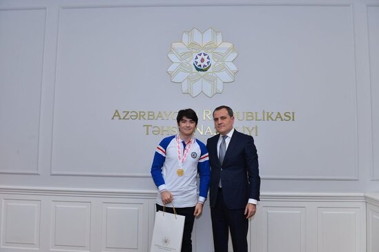 "Mənə ildə 80 min dollar təqaüd ayrılır" - Azərbaycanlı gənc