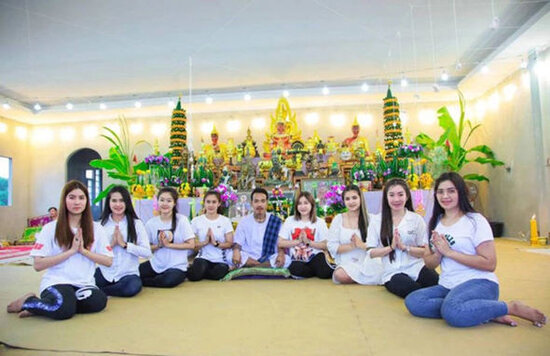 Səkkiz qadınla ailə quran rəssam xoşbəxt ailə həyatının sirrini açıb - FOTO